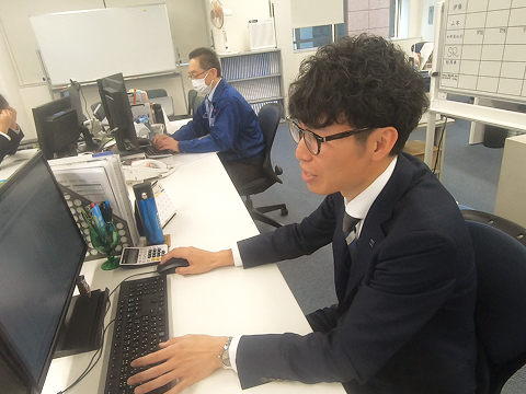パソコンに向かっている社員