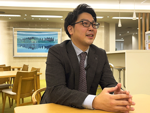 インタビューを受けている社員